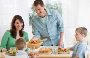 餐桌上的礼仪：餐桌上的坏习惯，你家孩子有吗？