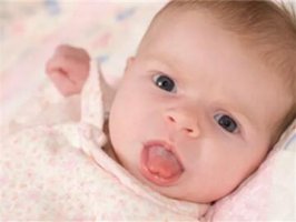 两个月的宝宝吐舌头 新生儿吐舌头怎么回事
