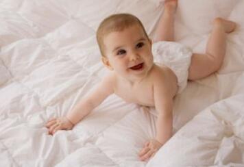 宝宝多大开始可以不用纸尿裤？