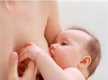 宝宝吃奶后吐奶和鼻孔出奶怎么回事