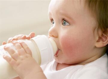 宝宝吃奶后吐奶和鼻孔出奶怎么回事