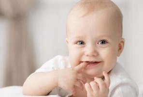 两个月的宝宝吃手好吗？会不会留下什么后遗症？