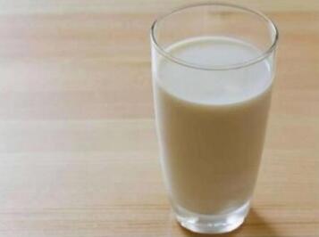 睡前喝牛奶丰胸吗 好处有哪些？