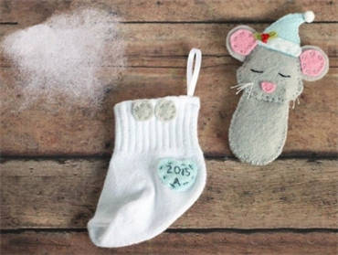 圣诞节袜子老鼠玩偶挂饰手工制作方法