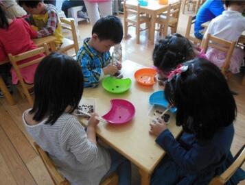 幼儿园小班夹豆子游戏教案