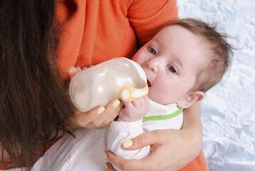 婴儿吃奶后咳嗽怎么办