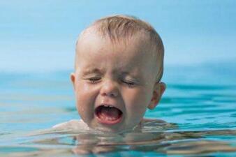 宝宝洗澡时耳朵进水怎么办