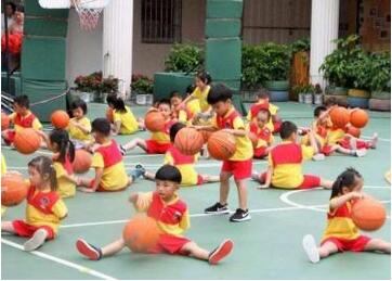 幼儿园大班篮球胯下运球体育教案