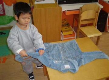 幼儿园小班叠衣服教案