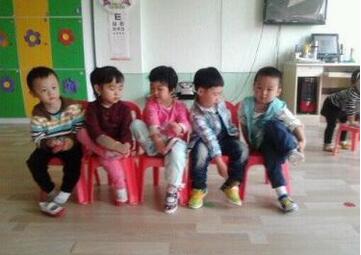 幼儿园小班会穿衣会穿鞋生活教案