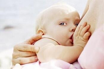 新生儿喂奶应采取按需哺乳