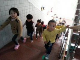 幼儿园小班上下楼梯安全教案