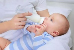 新生婴儿吃奶量标准 如何判断宝宝是否吃饱