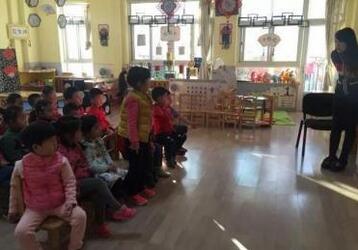 幼儿园小班滑滑梯和攀爬架安全教案