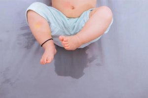 婴儿把屎把尿，可能引发4种不良后果