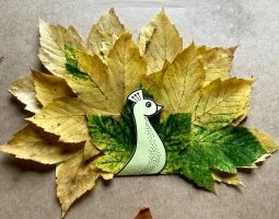 树叶贴画简单又好看：秋叶孔雀粘贴画图片教程