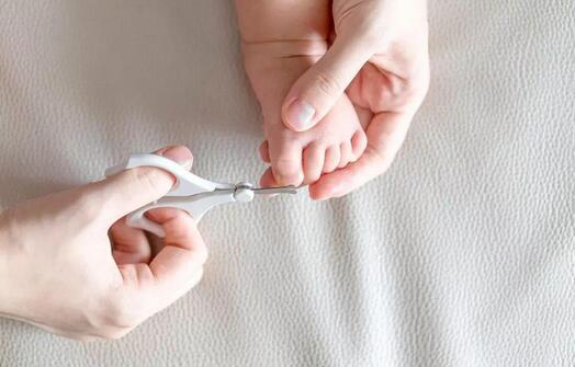 给宝宝剪指甲该怎么剪