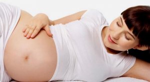 孕晚期摸肚子会早产吗？