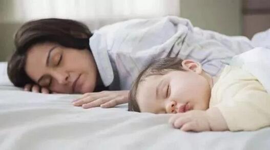 新生儿睡觉不踏实，易惊醒是因为什么？