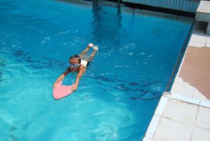 孩子几岁适合学游泳？