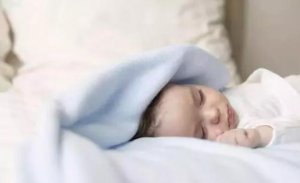 婴儿什么时候用枕头？定型枕有用吗？