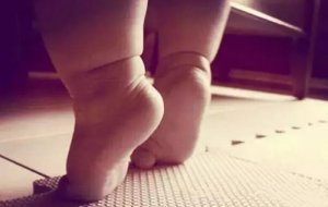 宝宝走路总喜欢踮起脚尖正常吗？