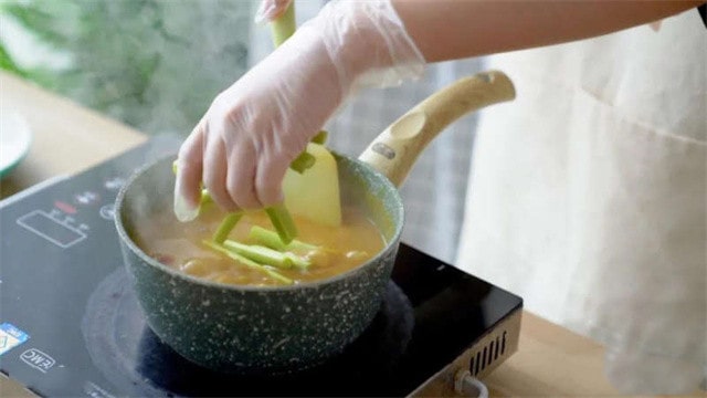 芦笋鸡丁咖喱饭的做法 2岁宝宝食谱