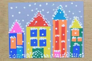 幼儿园手工拼贴画《下雪后的房子》