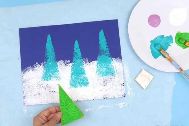 幼儿手工制作：海绵印画积雪下的冬季大树