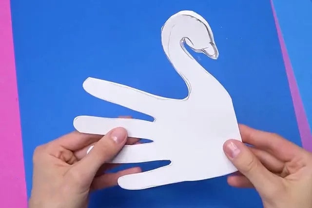 儿童剪纸教程：手印剪纸贴画立体天鹅