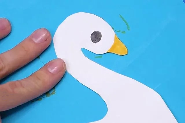 儿童剪纸教程：手印剪纸贴画立体天鹅