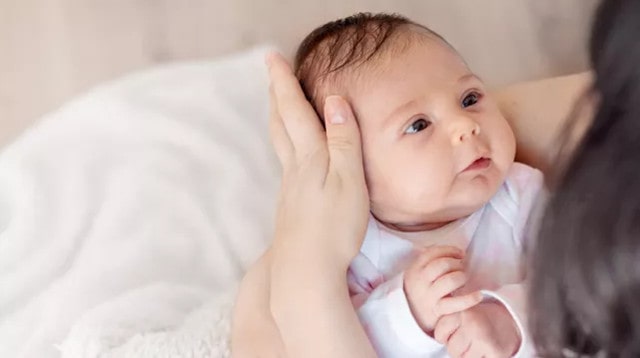 为什么宝宝吃奶时不老实、扭来扭去？
