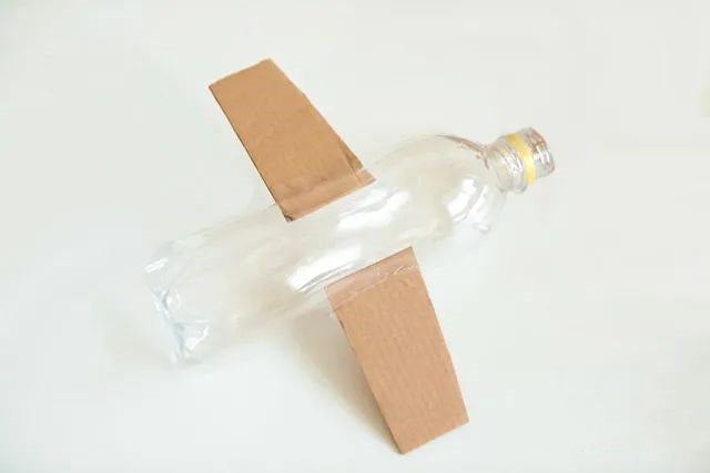 矿泉水瓶废物利用手工制作飞机