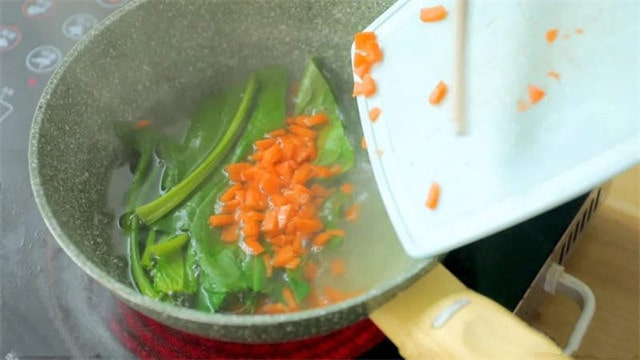 早点小吃菠菜厚蛋烧的做法