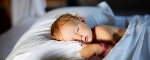 宝宝开灯睡觉会性早熟吗？