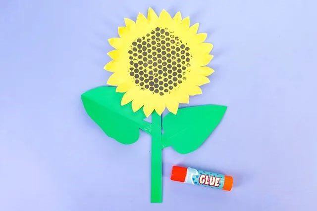 简单幼儿手工制作花朵：纸盘子做向日葵