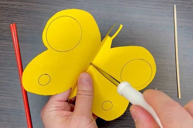 彩纸手工制作会扇动翅膀的蝴蝶玩具