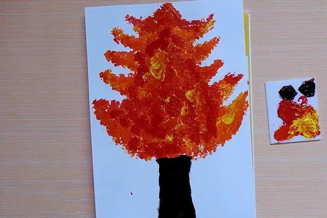 儿童画秋天的景色：棉签印画秋天的大树
