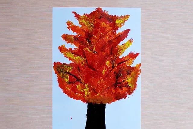 儿童画秋天的景色：棉签印画秋天的大树