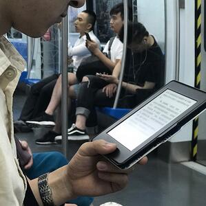 这可能是北京地铁上最受欢迎的12本书