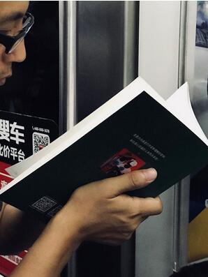 这可能是北京地铁上最受欢迎的12本书