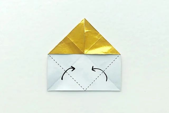 折纸生日帽，上面还用折纸星星装饰