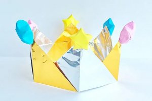 折纸生日帽，上面还用折纸星星装饰
