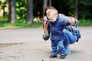 宝宝走路时的这些习惯，说明大脑发育好