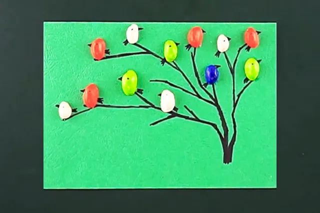 开心果壳创意粘贴画：一群站在树枝上的小鸟