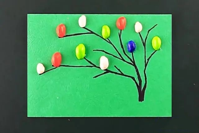 开心果壳创意粘贴画：一群站在树枝上的小鸟