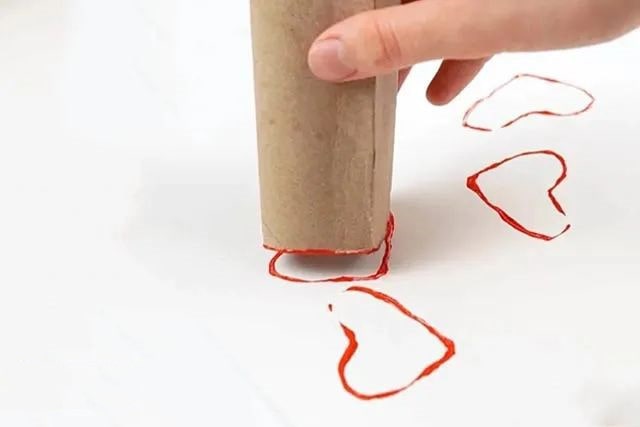 幼儿学画画：卫生纸筒印画瓢虫