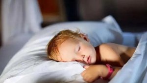 婴儿打完预防针可以侧睡吗