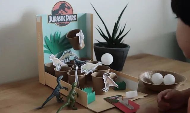自制幼儿玩具：手工制作投石机打恐龙小游戏玩具