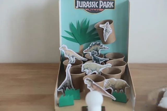自制幼儿玩具：手工制作投石机打恐龙小游戏玩具